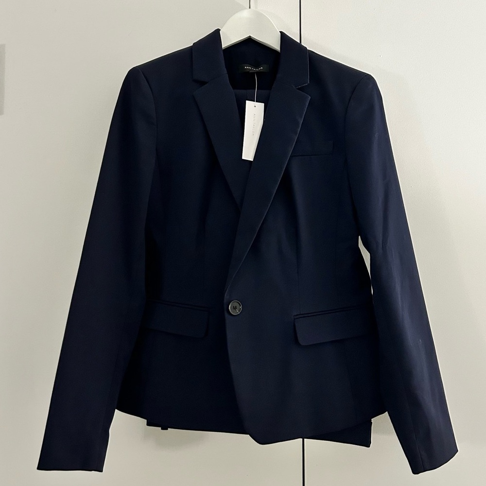 2 PIECE ANN TAYLOR - NWT NAVY SUIT - SIZE LARGE